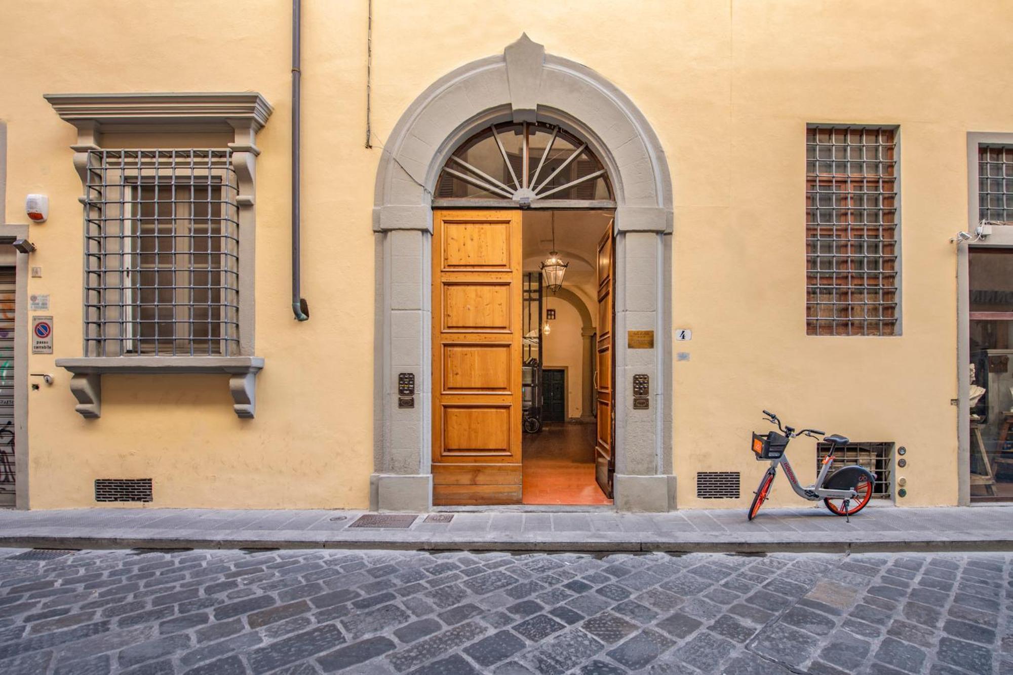 Mamo Florence - Borgo Santa Croce Apartment Luaran gambar